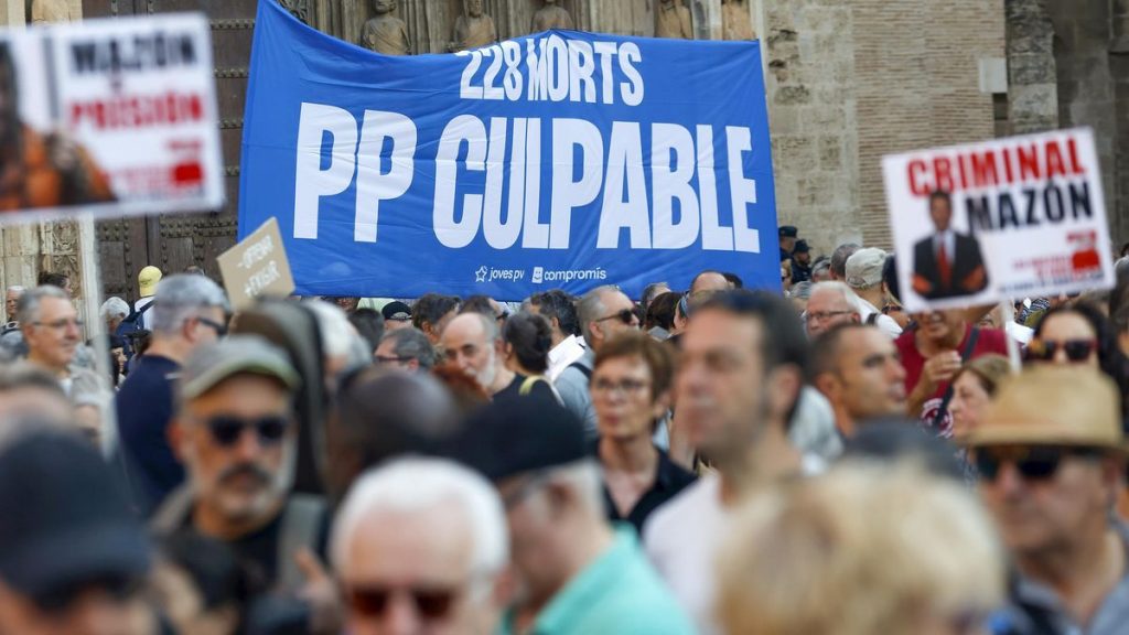 Los nombres de las víctimas de la dana resuenan en la décima manifestación contra Mazón