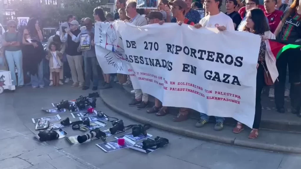 Más de 200 periodistas denuncian en Pamplona