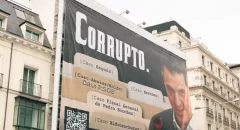 Sánchez ejercerá la acusación por la lona que colgó Hazte Oír con su cara en el Congreso