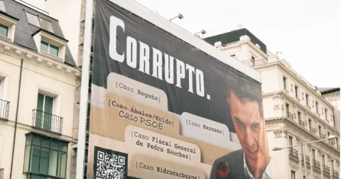 Sánchez ejercerá la acusación por la lona que colgó Hazte Oír con su cara en el Congreso