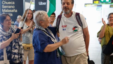 Santiago González, el segundo español de la Flotilla de la Libertad, llega a Madrid