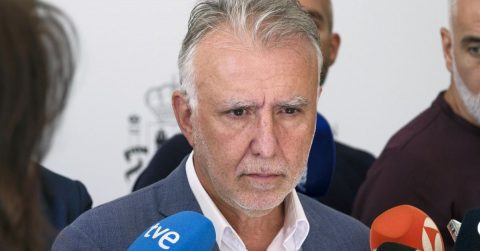 Torres confirma que 10 menores solicitantes de asilo vuelan a la Península desde Canarias