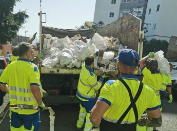Trabajadores del Servicio Municipal de Limpieza recogen residuos