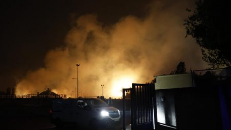 Última hora de los incendios: tres heridos en Madrid y Cádiz y miles de desalojados