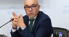 El director xeral de Loita contra a Violencia de Xénero, Roberto Barba, en la comisión 5ª, de sanidad, política social y empleo del Parlamento.