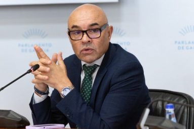 El director xeral de Loita contra a Violencia de Xénero, Roberto Barba, en la comisión 5ª, de sanidad, política social y empleo del Parlamento.