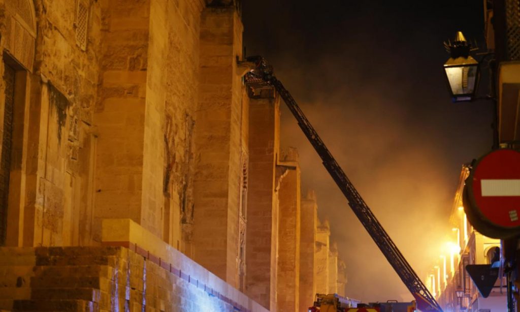 los-bomberos-trabajan-para-sofocar-el-incendio-en-la-mezquita-catedral-de-cordoba