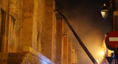 los-bomberos-trabajan-para-sofocar-el-incendio-en-la-mezquita-catedral-de-cordoba