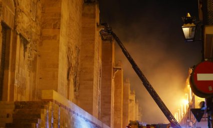 los-bomberos-trabajan-para-sofocar-el-incendio-en-la-mezquita-catedral-de-cordoba
