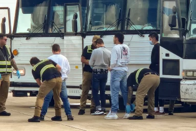¡Jueza federal de EEUU bloquea deportaciones rápidas de migrantes por violar debido proceso