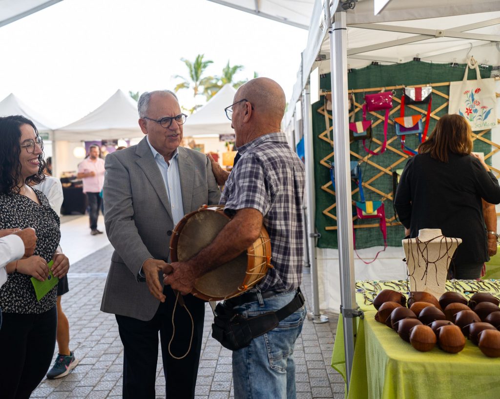 010925 Casimiro Curbelo y Cristina Ventura durante la apertura de una feria de artesanía