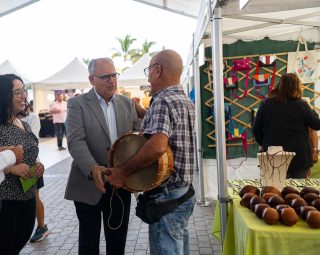 010925 Casimiro Curbelo y Cristina Ventura durante la apertura de una feria de artesanía