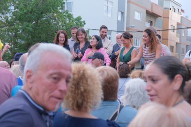 Darias durante el encuentro vecinal en Las Torres 3