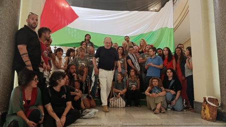 Dos ministros de Sumar se reúnen con docentes propalestinos encerrados en el Círculo