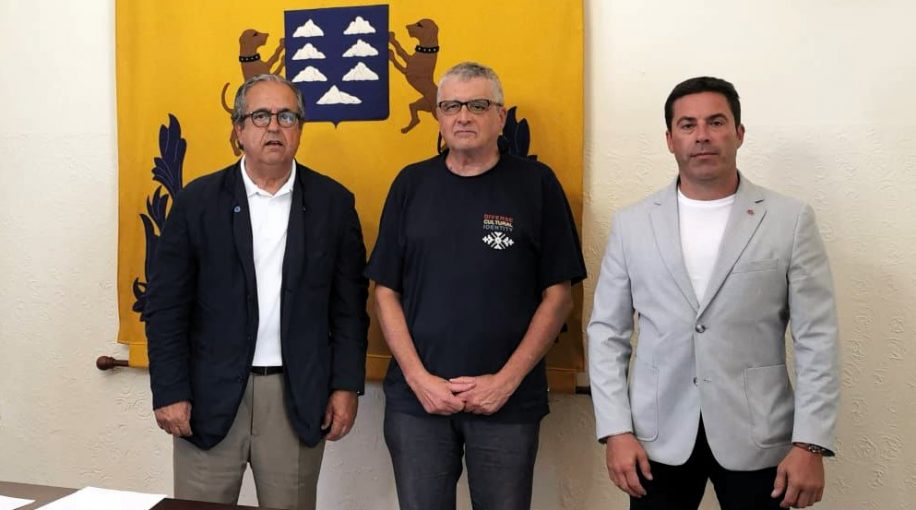 El adjunto a la Diputación del Común, Antonio Alarcó_ el presidente de Tierra Bonita, Francisco R. Pulido, y el técnico de la citada institución pública, Javier Brito, durante la reunión. (2)