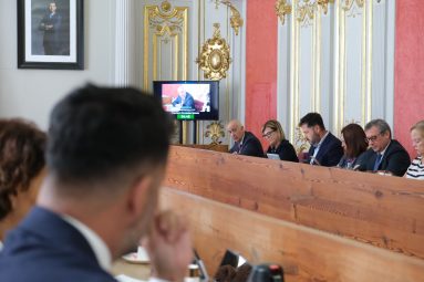 El concejal Francisco Hernández Spínola, durante su intervención en el Pleno extraordinario