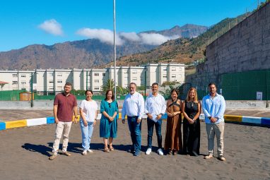 FOTO. FOTO. Visita Poli Suárez al CEIP El Roque