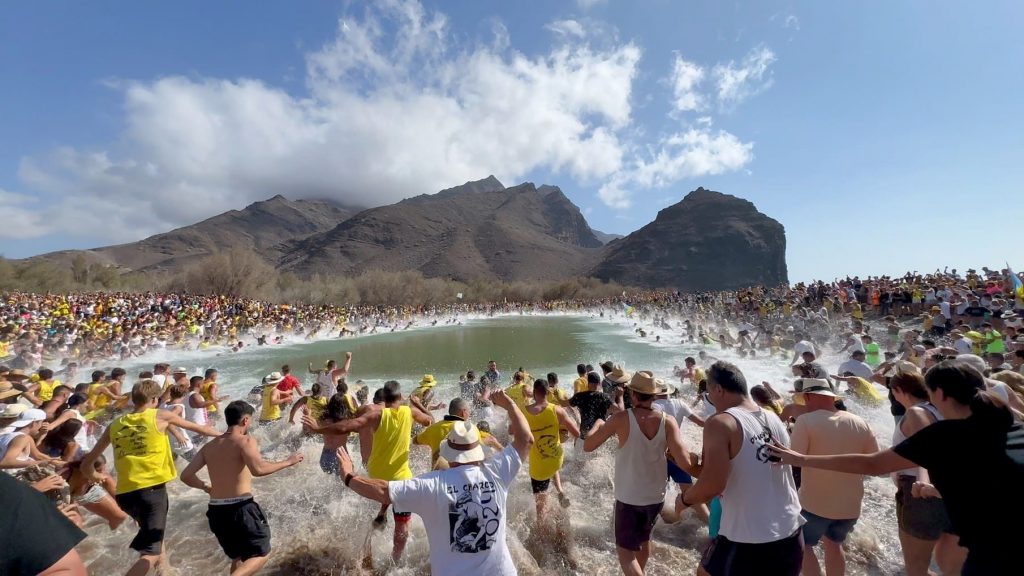Foto 6 Miles de personas se lanzan al Charco de La Aldea en estas fiestas de San Nicolaìs de Tolentino 2025