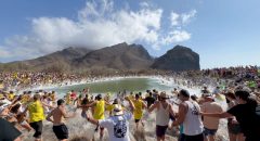 Foto 6 Miles de personas se lanzan al Charco de La Aldea en estas fiestas de San Nicolaìs de Tolentino 2025