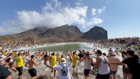 Foto 6 Miles de personas se lanzan al Charco de La Aldea en estas fiestas de San Nicolaìs de Tolentino 2025