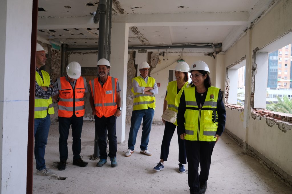 La alcaldesa, Carolina Darias, en el inicio de las obras del inicio de la II Fase de la Fábrica del Hielo