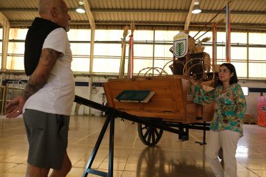 La alcaldesa, Carolina Darias, junto a la carreta de la ciudad en la romería del Pino