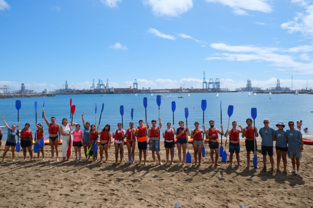 La alcaldesa, Carolina Darias, y la concejala de Juventud, Carla Campoamor, junto a participantes en una de las actividades de verano de Juventud