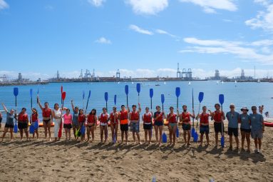 La alcaldesa, Carolina Darias, y la concejala de Juventud, Carla Campoamor, junto a participantes en una de las actividades de verano de Juventud