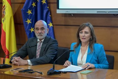 La-consejera-Nieves-Lady-Barreto-junto-al-viceconsejero-de-Administracion-en-una-foto-de-archivo