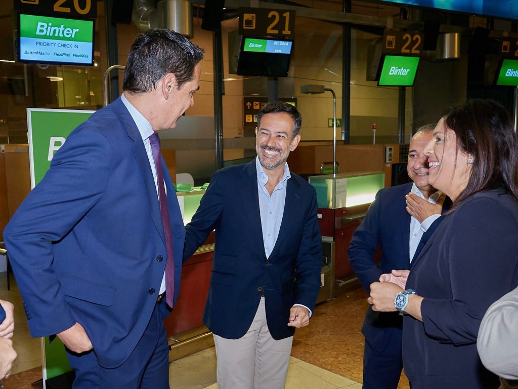 Lope Afonso y Dimple Melwani en la inauguración de nuevas rutas de Binter