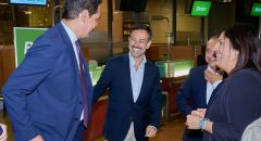 Lope Afonso y Dimple Melwani en la inauguración de nuevas rutas de Binter