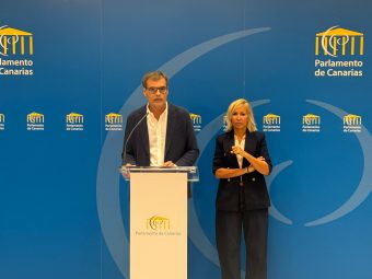 Los diputados populares Fernando Enseñat y Rebeca Paniagua en rueda de prensa