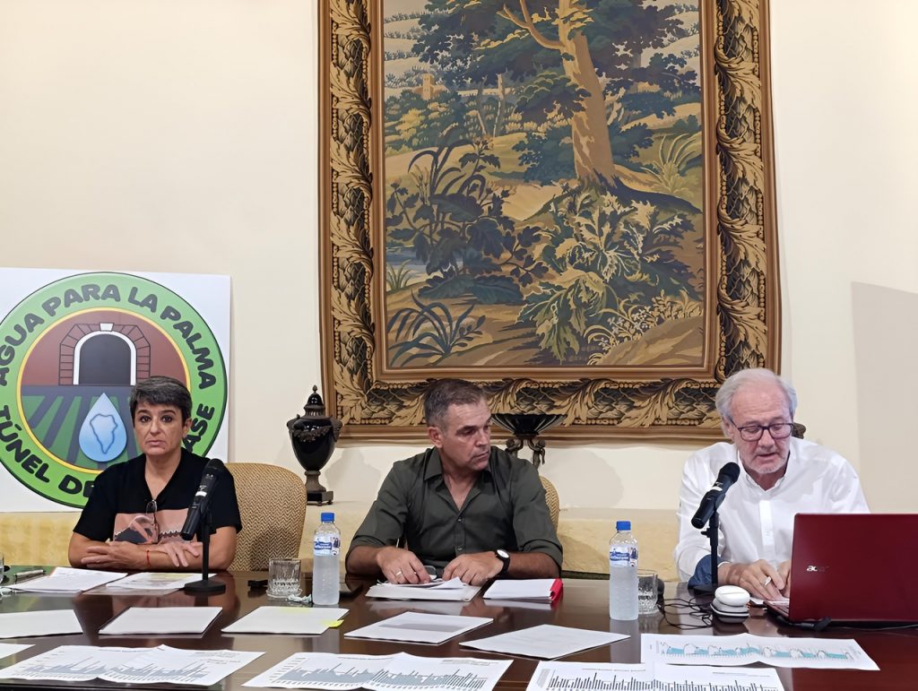 Mónica Riverol, Pedro Monzón y Carlos Soler, en la rueda de prensa de Agua para La Palma (1)