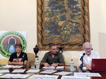 Mónica Riverol, Pedro Monzón y Carlos Soler, en la rueda de prensa de Agua para La Palma (1)