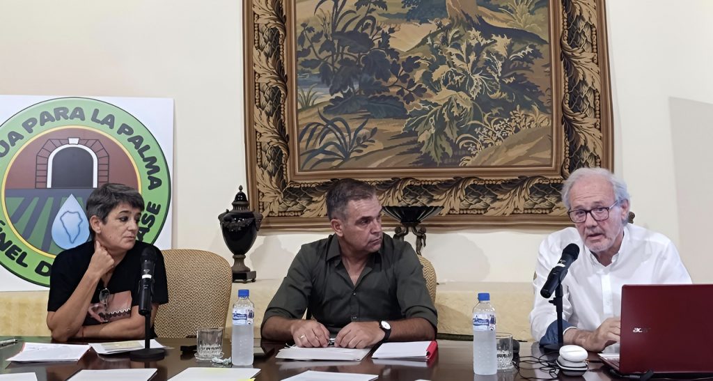 Mónica Riverol, Pedro Monzón y Carlos Soler, en la rueda de prensa de Agua para La Palma (3)