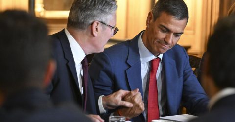 Sánchez firma con Starmer
