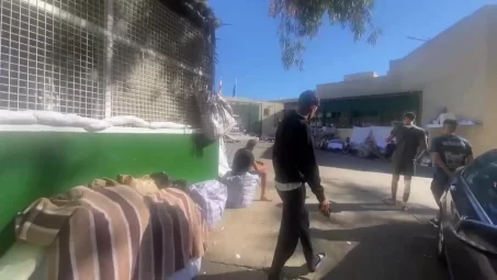 decenas-migrantes-duermen-puertas